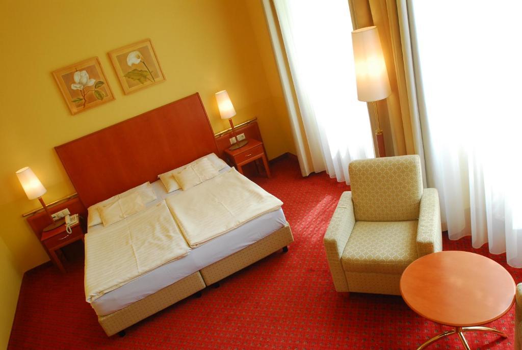 Park Hotel Pelikan Szombathely Exterior foto